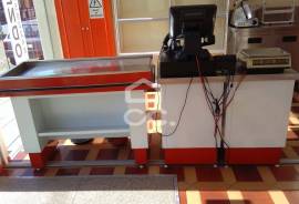 Shop for trade with 95 m2 in Alfena.