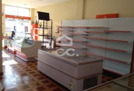Shop for trade with 95 m2 in Alfena.