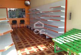 Shop for trade with 95 m2 in Alfena.
