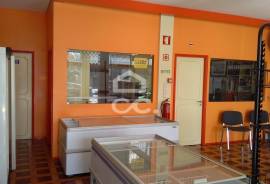 Shop for trade with 95 m2 in Alfena.