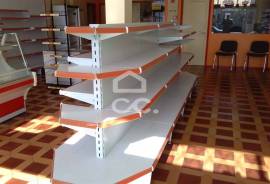 Shop for trade with 95 m2 in Alfena.