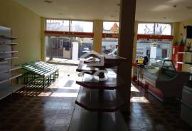 Shop for trade with 95 m2 in Alfena.