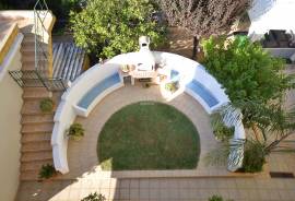 Building: 3+1 Bed Villa, 2 Commercial Spaces - Loulé / EN125