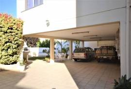 Building: 3+1 Bed Villa, 2 Commercial Spaces - Loulé / EN125