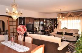 Building: 3+1 Bed Villa, 2 Commercial Spaces - Loulé / EN125