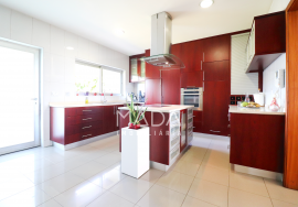 Detached T5 villa on a plot of 2000m2 with indoor pool in Aveleda, Braga