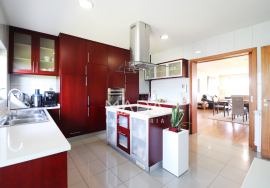 Detached T5 villa on a plot of 2000m2 with indoor pool in Aveleda, Braga