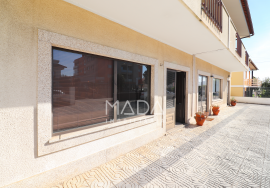 Shop and warehouse c/110m2 near PingoDoce in Vila Verde, Braga.