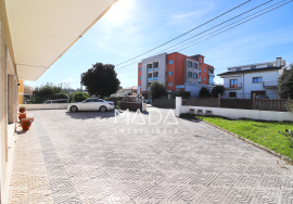 Shop and warehouse c/110m2 near PingoDoce in Vila Verde, Braga.