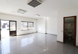 Shop and warehouse c/110m2 near PingoDoce in Vila Verde, Braga.