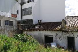 Plot of Urban land with old house, vacant, with construction project of building with seven apartments.