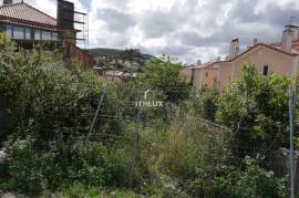Plot of Urban land with old house, vacant, with construction project of building with seven apartments.