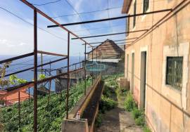 Old house to recover in CALHETA