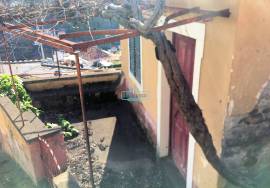 Old house to recover in CALHETA