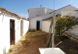House to recover, in the heart of Figueira