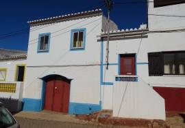 House to recover, in the heart of Figueira
