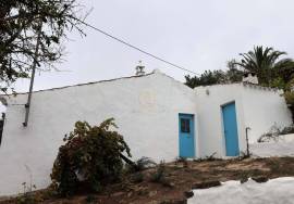Traditional Algarvian house with land, to renovate, located in a village in Serra do Caldeirão