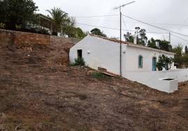 Traditional Algarvian house with land, to renovate, located in a village in Serra do Caldeirão