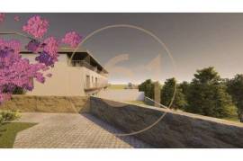 Land/Farm in the parish of Oliveira do Douro, municipality of Vila Nova de Gaia located on the bank of the Douro River with approved PIP