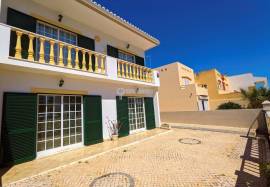 Townhouse T3 + 1 with Garage a few minutes from Services and The Beach of Porto de Mós