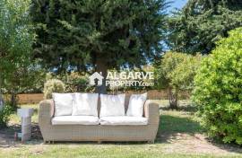 Fabulous 5+1 bedroom villa with stunning country and sea views close to Vilamoura and the beach.