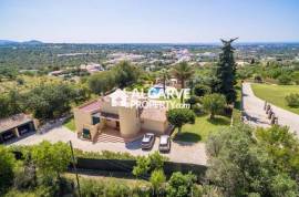 Fabulous 5+1 bedroom villa with stunning country and sea views close to Vilamoura and the beach.