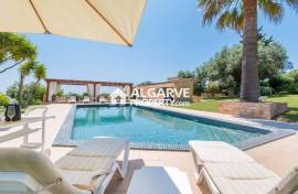 Fabulous 5+1 bedroom villa with stunning country and sea views close to Vilamoura and the beach.