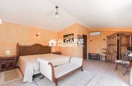 Fabulous 5+1 bedroom villa with stunning country and sea views close to Vilamoura and the beach.