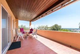 Fabulous 5+1 bedroom villa with stunning country and sea views close to Vilamoura and the beach.