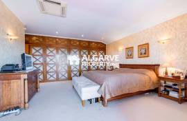 Fabulous 5+1 bedroom villa with stunning country and sea views close to Vilamoura and the beach.