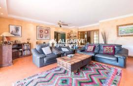 Fabulous 5+1 bedroom villa with stunning country and sea views close to Vilamoura and the beach.