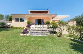 Fabulous 5+1 bedroom villa with stunning country and sea views close to Vilamoura and the beach.