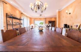 Fabulous 5+1 bedroom villa with stunning country and sea views close to Vilamoura and the beach.