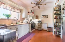 Fabulous 5+1 bedroom villa with stunning country and sea views close to Vilamoura and the beach.