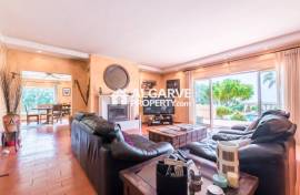 Fabulous 5+1 bedroom villa with stunning country and sea views close to Vilamoura and the beach.
