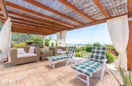 Fabulous 5+1 bedroom villa with stunning country and sea views close to Vilamoura and the beach.