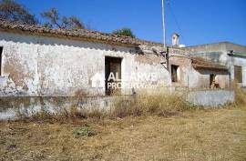 LOULE - Plot with three old houses and SEA VIEWS.