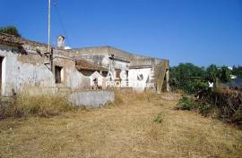 LOULE - Plot with three old houses and SEA VIEWS.