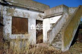 LOULE - Plot with three old houses and SEA VIEWS.