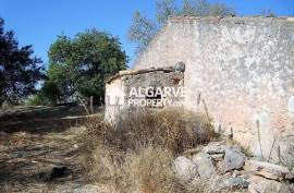LOULE - Plot with three old houses and SEA VIEWS.