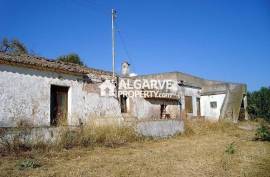 LOULE - Plot with three old houses and SEA VIEWS.