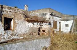 LOULE - Plot with three old houses and SEA VIEWS.