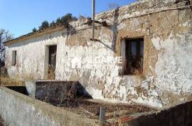 LOULE - Plot with three old houses and SEA VIEWS.
