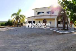 Charming  6 bed villa overlooking the countryside