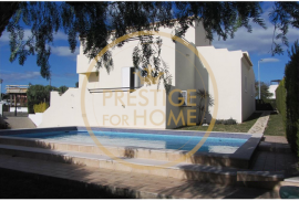 Excellent Villa T5 of 3 floors, 7 divisions and garage and swimming pool with area of 294m2 and implanted in plot of 821m2
