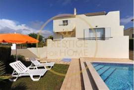 Excellent Villa T5 of 3 floors, 7 divisions and garage and swimming pool with area of 294m2 and implanted in plot of 821m2