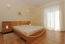 Excellent Villa T5 of 3 floors, 7 divisions and garage and swimming pool with area of 294m2 and implanted in plot of 821m2