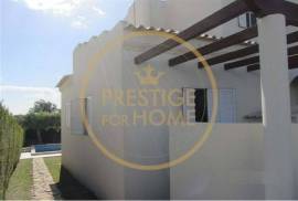 Excellent Villa T5 of 3 floors, 7 divisions and garage and swimming pool with area of 294m2 and implanted in plot of 821m2