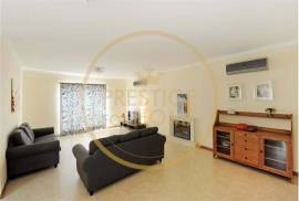 Excellent Villa T5 of 3 floors, 7 divisions and garage and swimming pool with area of 294m2 and implanted in plot of 821m2