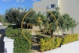 Excellent Villa T5 of 3 floors, 7 divisions and garage and swimming pool with area of 294m2 and implanted in plot of 821m2